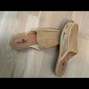 Sanuk women’s size 7, worn one or two times only.